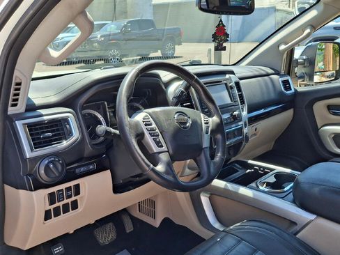 Used 2018 Nissan Titan SV w/ SV Convenience Package AWD/4WD image 8
