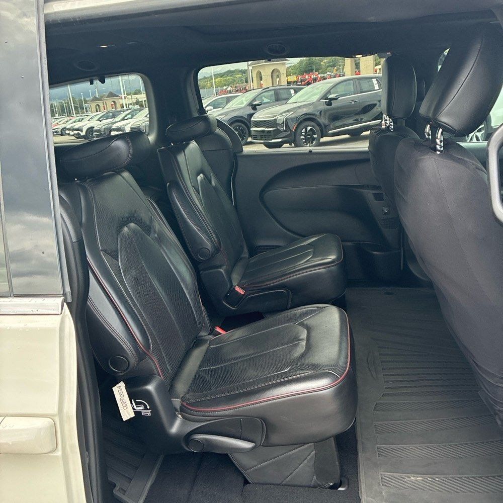 Used 2020 Chrysler Pacifica Limited FWD image 12