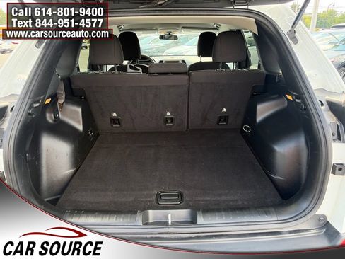 Used 2019 Jeep Cherokee Latitude w/ Popular Appearance Group AWD/4WD image 7
