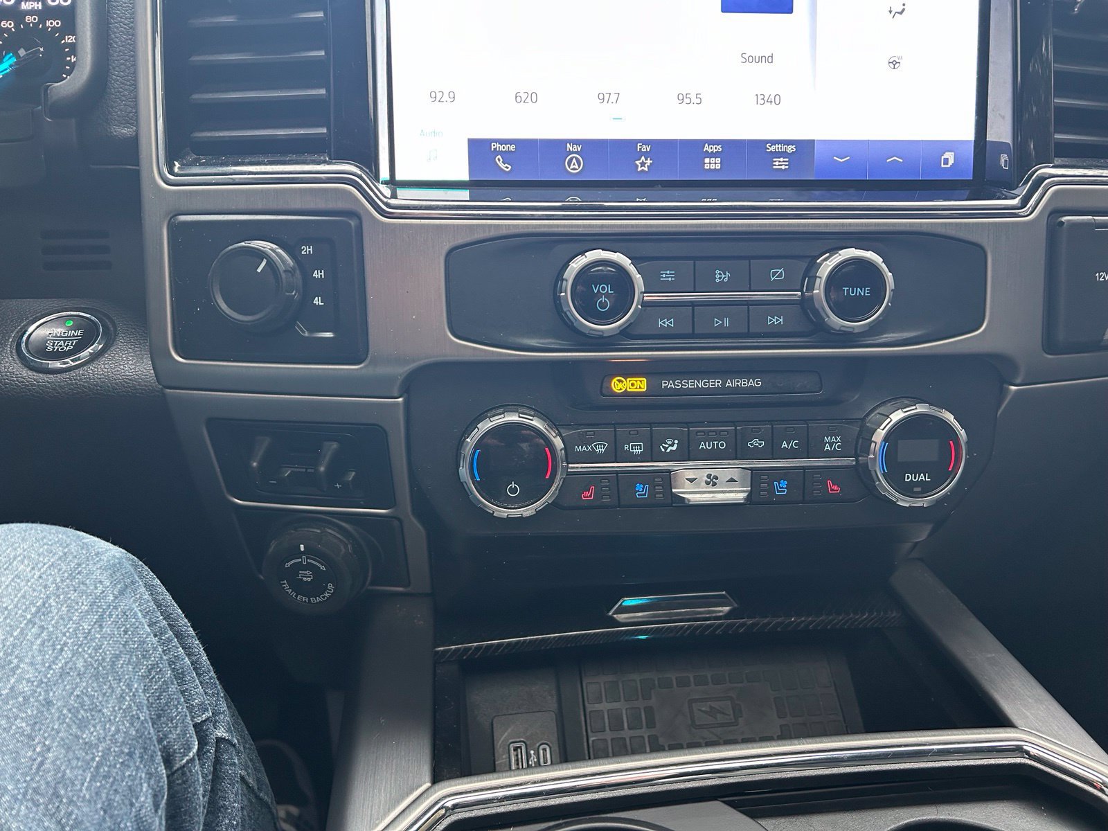 Used 2022 Ford F450 Platinum w/ FX4 Off-Road Package AWD/4WD image 19