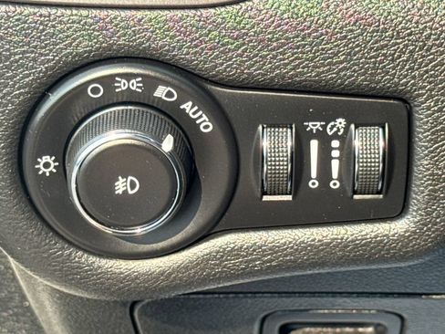 Used 2019 Jeep Cherokee Latitude Plus w/ Cold Weather Group AWD/4WD image 32