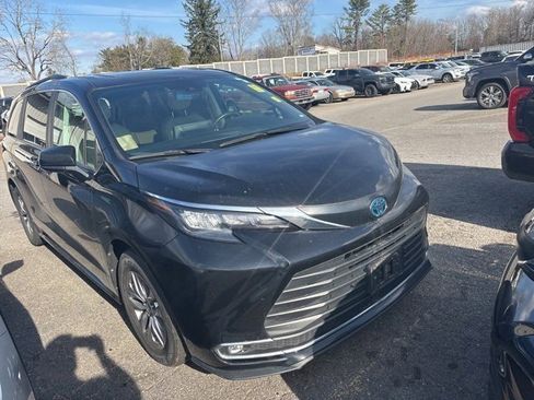 Certified 2024 Toyota Sienna XLE image 1