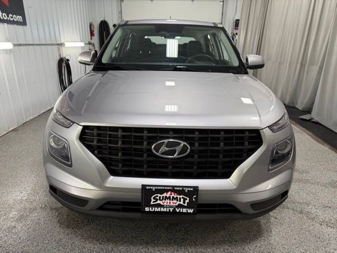 Used 2023 Hyundai Venue SE image 2