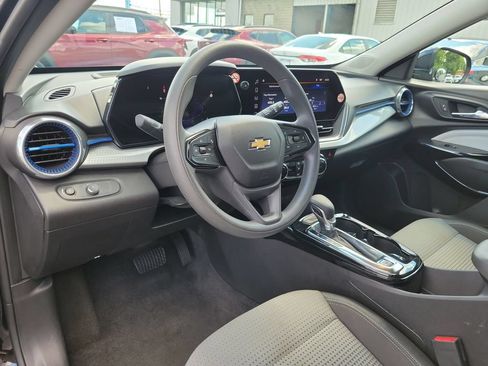 Used 2025 Chevrolet Trax LT FWD image 20