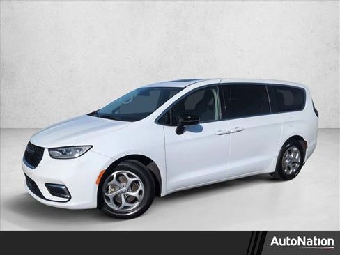 Used 2024 Chrysler Pacifica Limited image 1