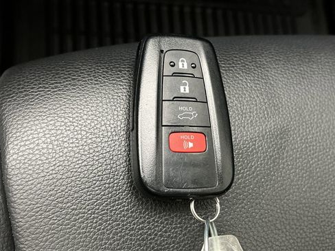 Used 2021 Toyota Highlander XLE image 29