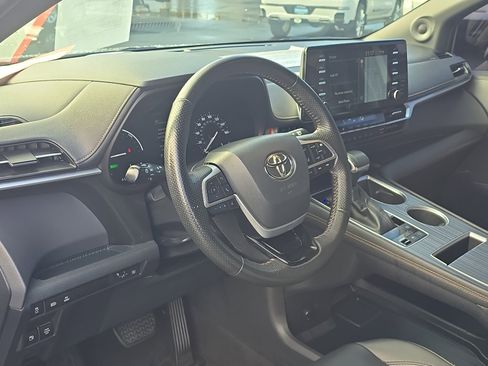 Certified 2022 Toyota Sienna XLE Woodland Edition image 16