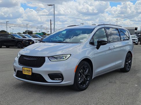 New 2026 Chrysler Pacifica Limited w/ Uconnect Theater Family Group image 7