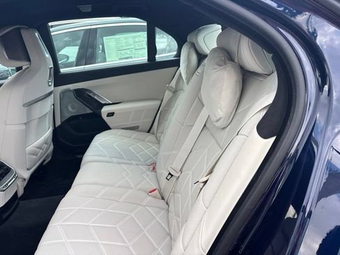 Used 2023 BMW i7 xDrive60 AWD/4WD image 4