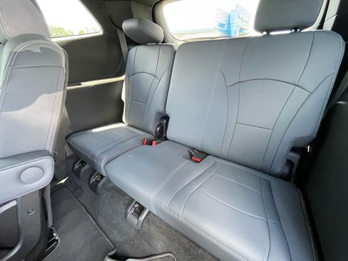 Used 2024 Buick Enclave Essence w/ Sport Touring Edition FWD image 6