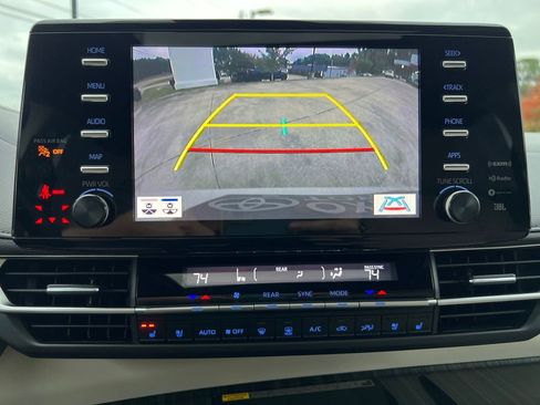 Used 2021 Toyota Sienna Limited image 23