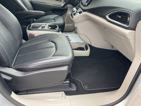 Used 2024 Chrysler Pacifica Touring-L image 29