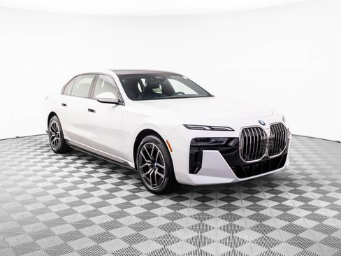 Used 2025 BMW i7 eDrive50 w/ M Sport Package image 8