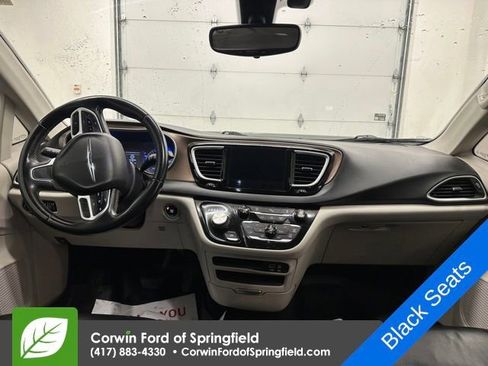 Used 2018 Chrysler Pacifica Touring-L image 15
