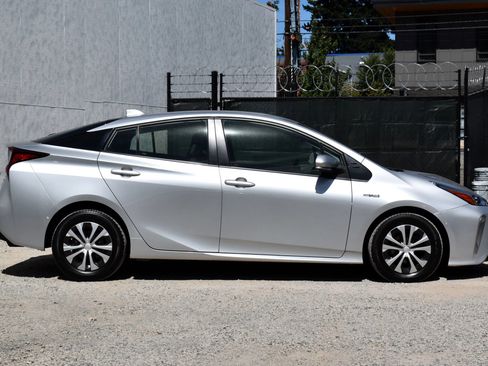 Used 2021 Toyota Prius XLE AWD/4WD image 6