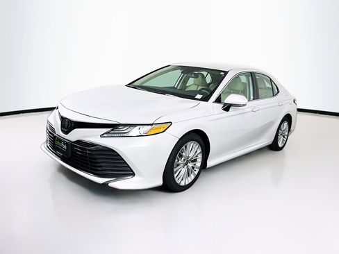 Used 2020 Toyota Camry XLE image 3