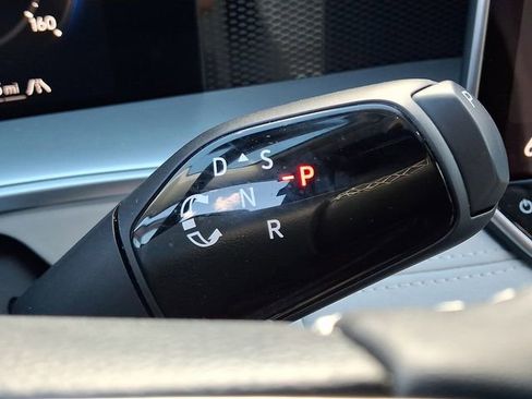 Used 2025 Volkswagen Tiguan SE w/ Panoramic Sunroof Package image 15