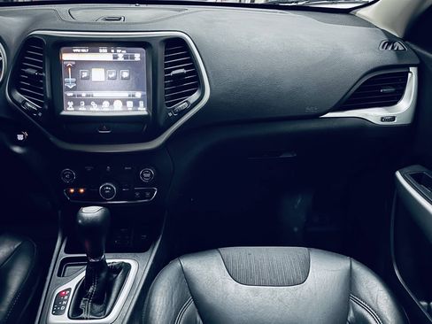 Used 2018 Jeep Cherokee Latitude Plus FWD image 26
