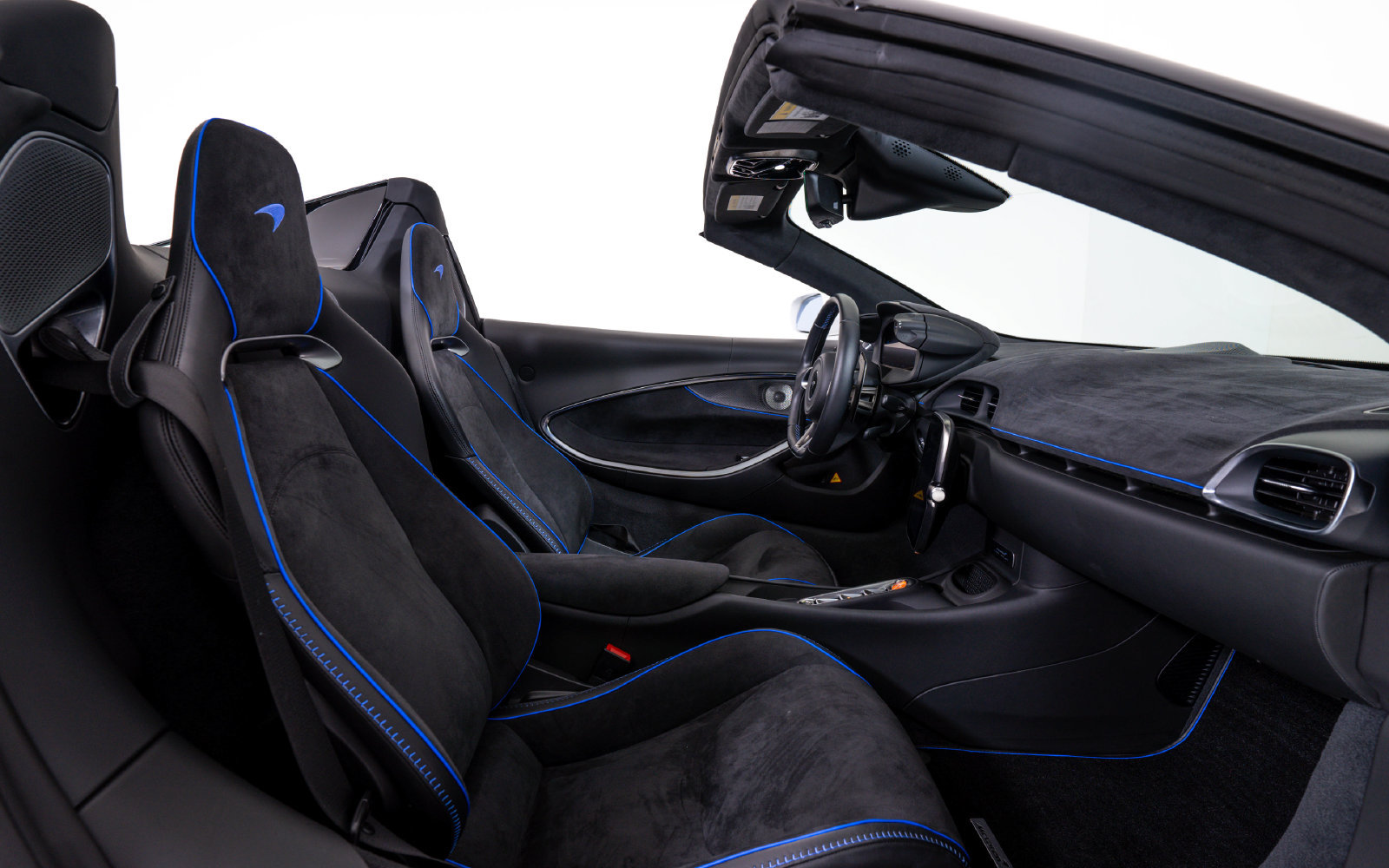 Used 2025 McLaren Artura Spider RWD image 23