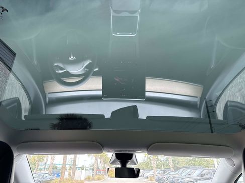 Used 2022 Tesla Model Y Long Range image 18