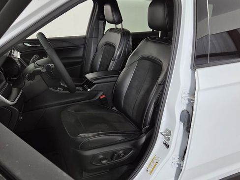 Used 2023 Jeep Grand Cherokee L Laredo image 16