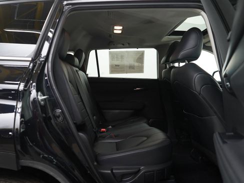 Used 2024 Toyota Highlander XLE image 15