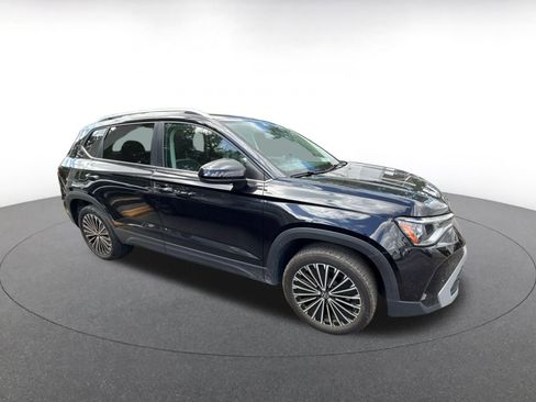 Used 2025 Volkswagen Taos SE image 2