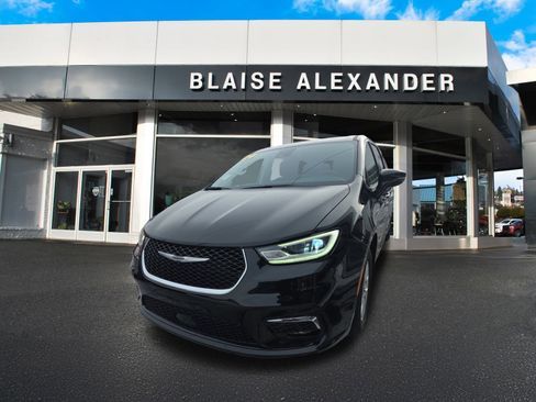 Used 2024 Chrysler Pacifica Touring-L image 10
