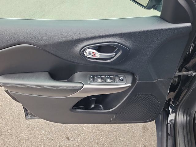 Used 2019 Jeep Cherokee Latitude w/ Popular Appearance Group AWD/4WD image 2
