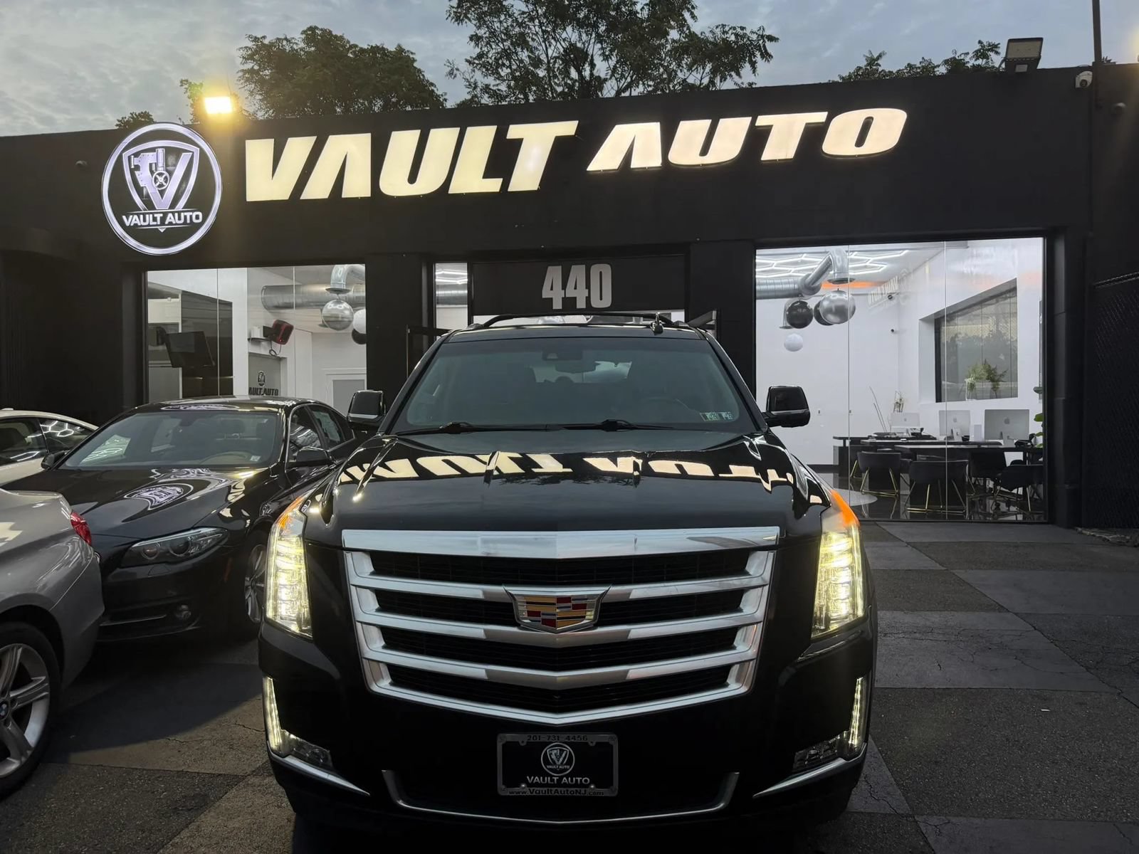 Used 2017 Cadillac Escalade Premium Luxury AWD/4WD image 1