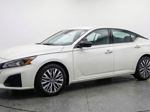 Used 2025 Nissan Altima 2.5 SV FWD image 3