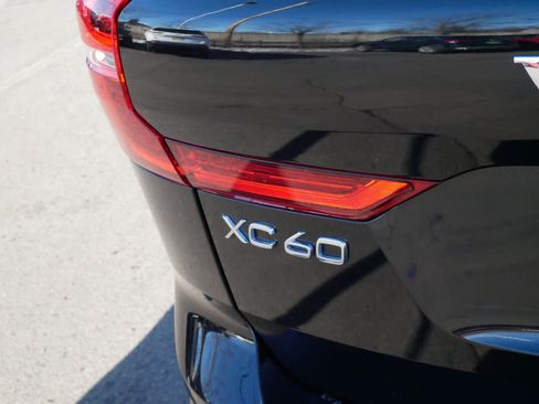 Used 2025 Volvo XC60 B5 Plus image 17