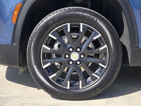 Used 2025 Chevrolet Traverse LT w/ Sun and Wheel Package FWD image 11