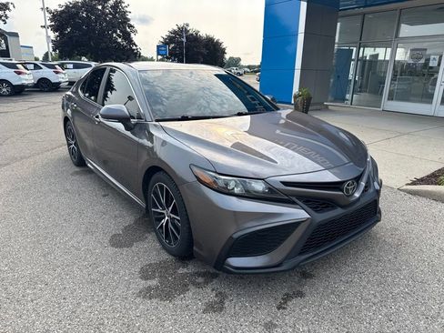 Used 2021 Toyota Camry SE w/ Cold Weather Package FWD image 1