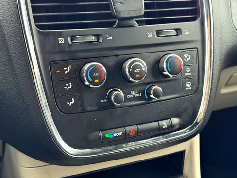 Used 2018 Dodge Grand Caravan SXT image 27