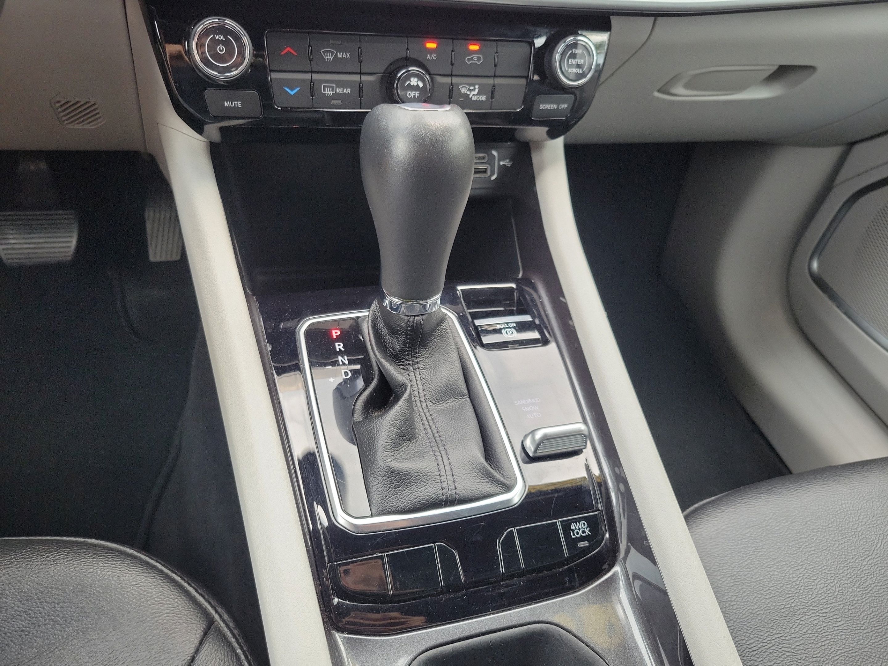 Used 2024 Jeep Compass Latitude AWD/4WD image 32