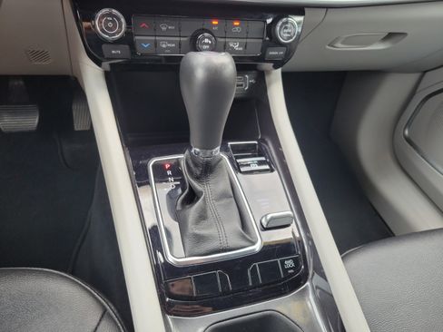 Used 2024 Jeep Compass Latitude AWD/4WD image 32