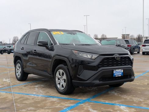 Used 2020 Toyota RAV4 LE image 4