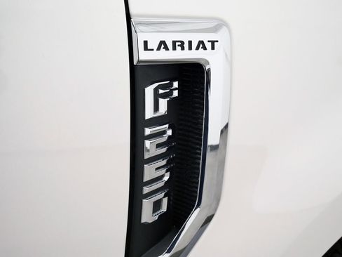 Used 2018 Ford F250 Lariat w/ Lariat Value Package AWD/4WD image 9