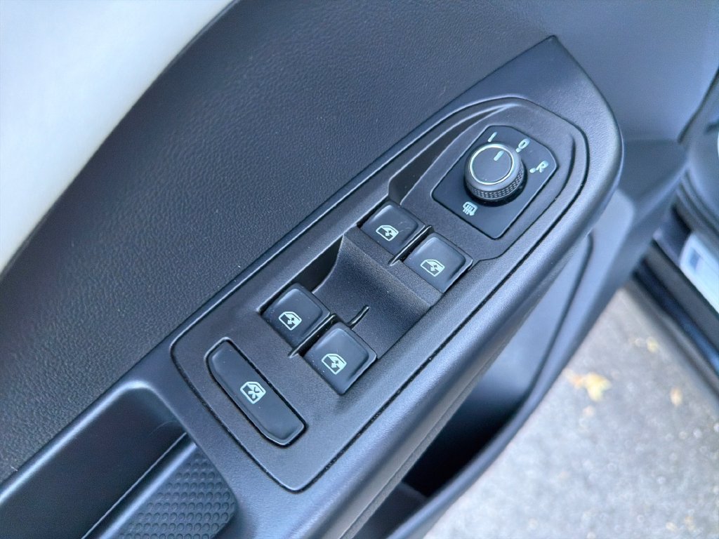 Used 2025 Volkswagen Taos SE AWD/4WD image 13