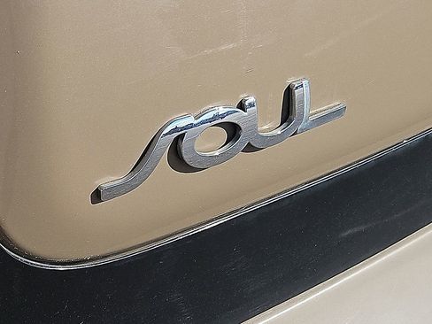 Used 2015 Kia Soul + image 12