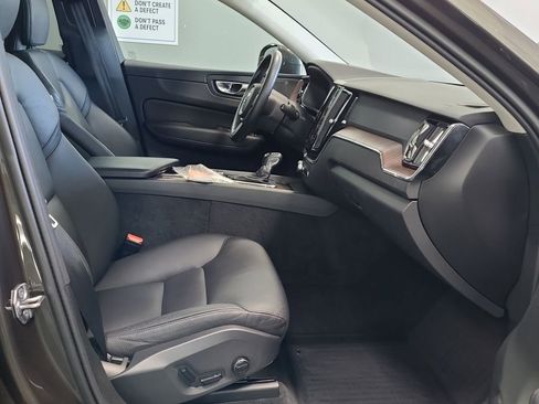 Used 2021 Volvo XC60 T5 Momentum w/ Premium Package image 3