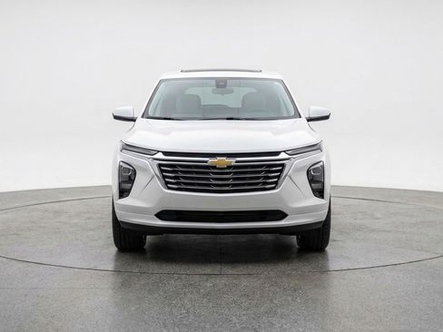 Used 2025 Chevrolet Equinox LT FWD image 2