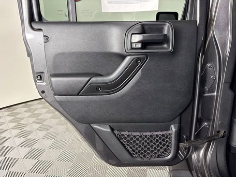 Used 2017 Jeep Wrangler Unlimited Sahara image 38