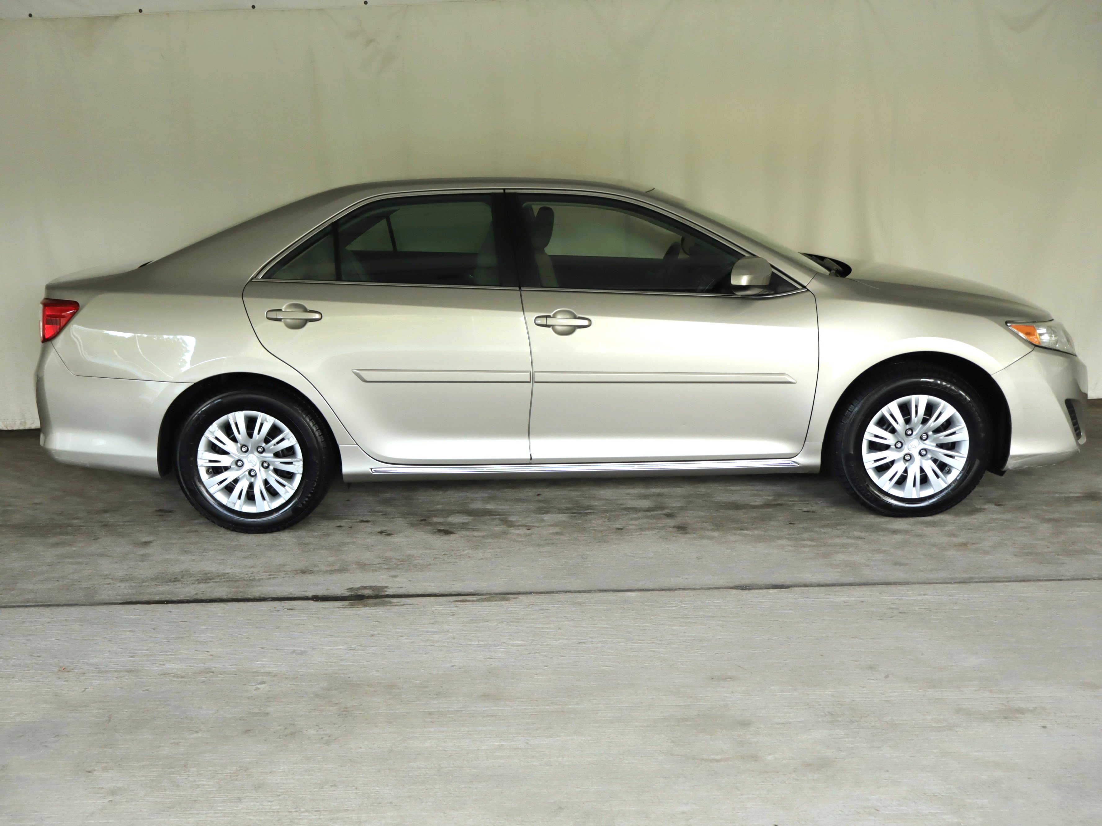 Used 2014 Toyota Camry LE FWD image 4