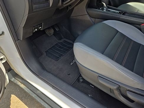 Used 2024 Nissan Kicks SR w/ SR Premium Package FWD image 37