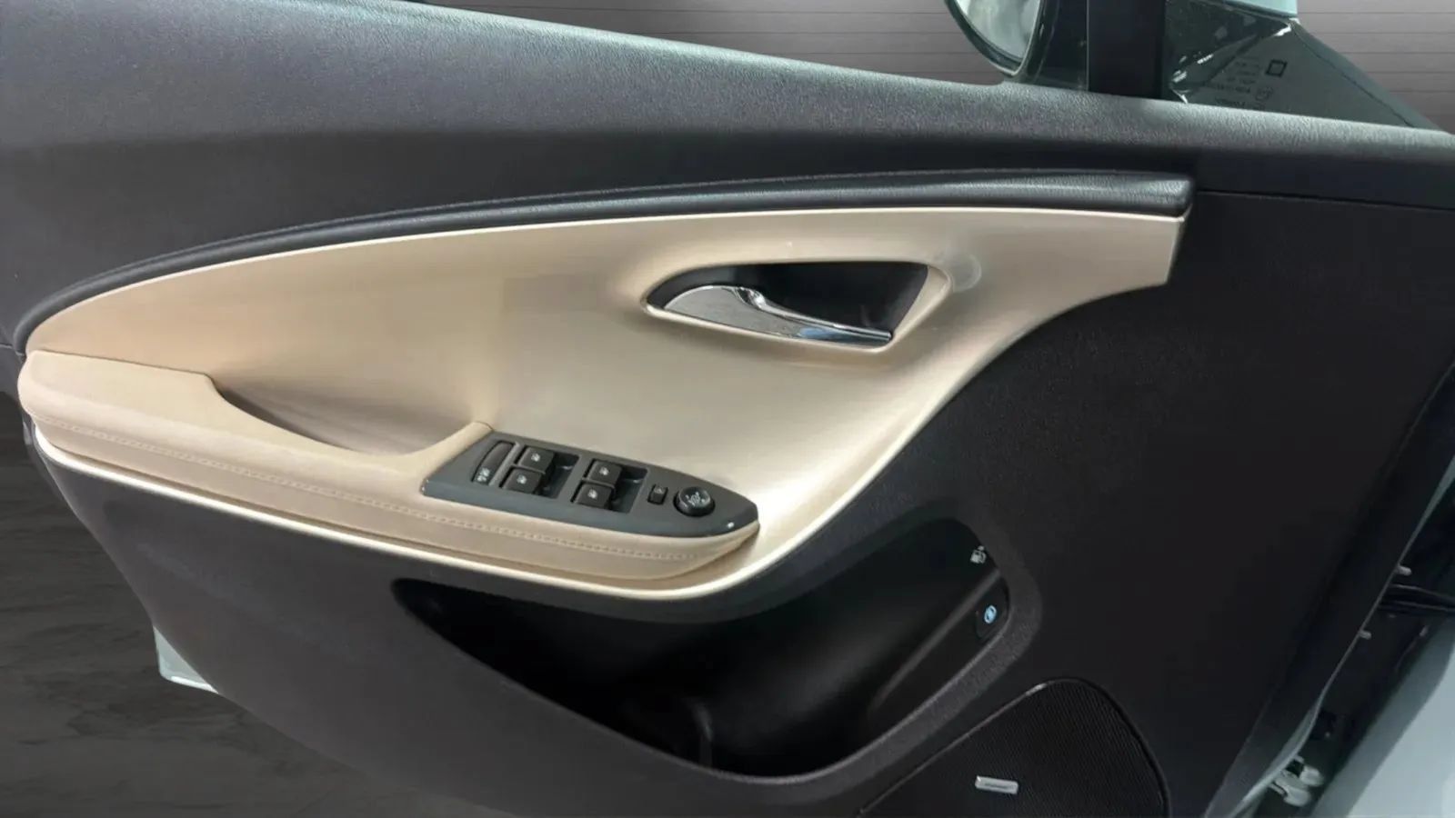 Used 2012 Chevrolet Volt Premium w/ Premium Trim Package FWD image 16