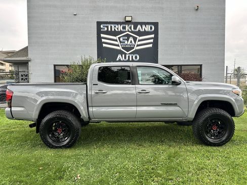 Used 2020 Toyota Tacoma SR5 w/ Technology Package AWD/4WD image 5