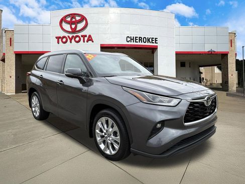 Used 2023 Toyota Highlander Limited image 3