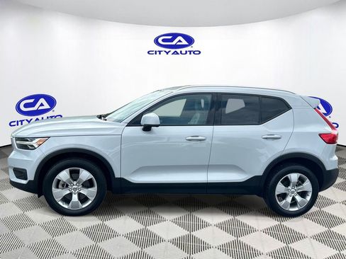 Used 2022 Volvo XC40 T5 Momentum AWD/4WD image 7